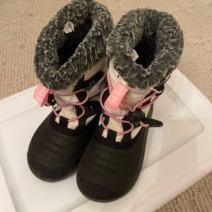 Girl’s ski boots